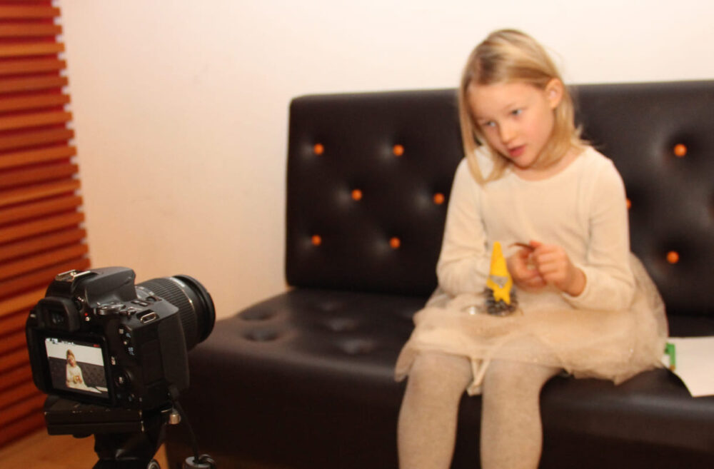 Am Ende des Workshops nehmen Kinder ihre eigenen Nachrichten - oft in Interviewform - auf