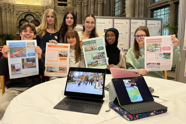 Amy, Mia, Kiara (hinten von links nach rechts) sowie Noah, Alesia, Ibtisam und Michelle (vorne, v. li.) vom Gymnasium Am Augarten stellen die Idee ihres "Kultur-Balkons" vor