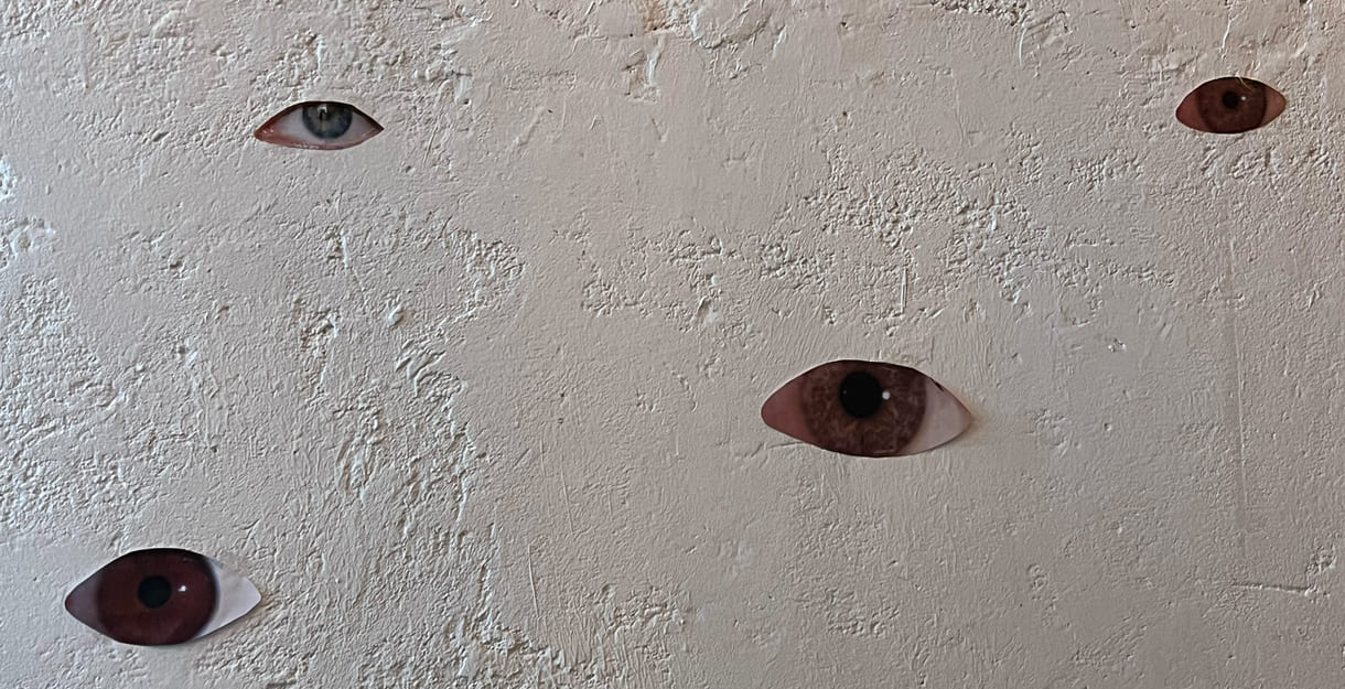 Beobachtende Augenbilder im Theaterfoyer