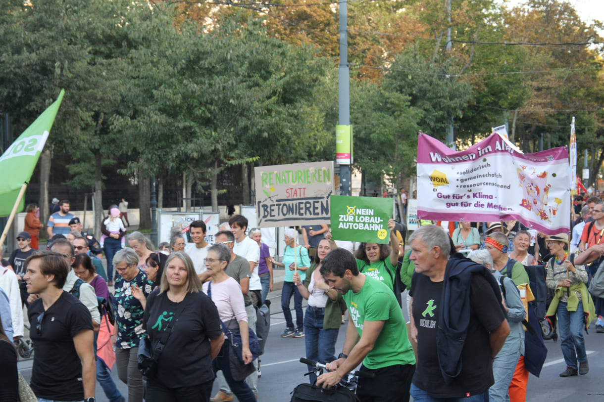 Demonstrant:innen mit Transparenten und Plakaten