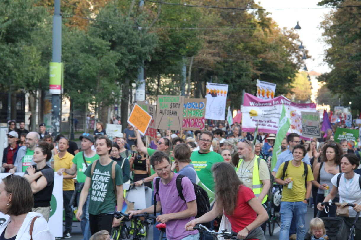 Demonstrant:innen mit Transparenten und Plakaten