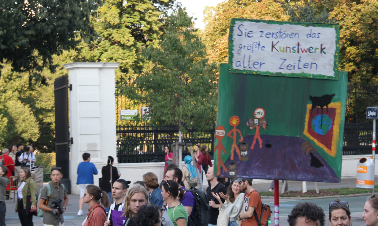 Demonstrant:innen mit Transparenten und Plakaten