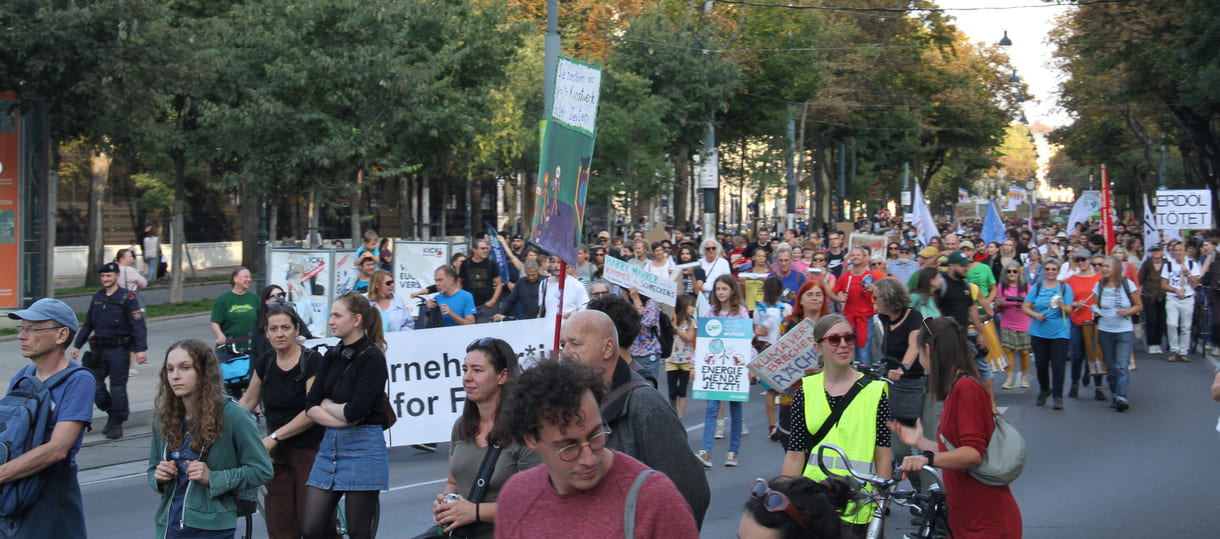 Demonstrant:innen mit Transparenten und Plakaten