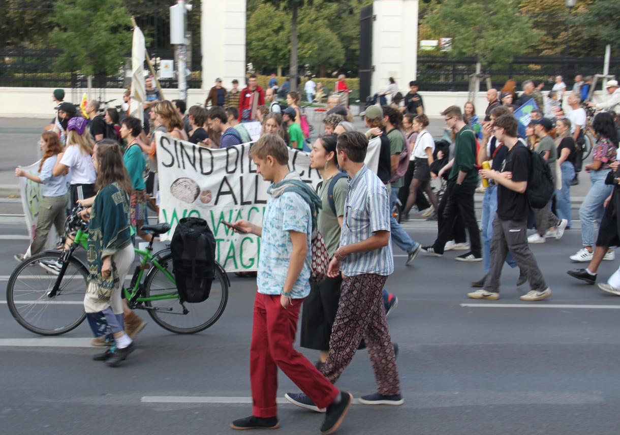 Demonstrant:innen mit Transparenten und Plakaten