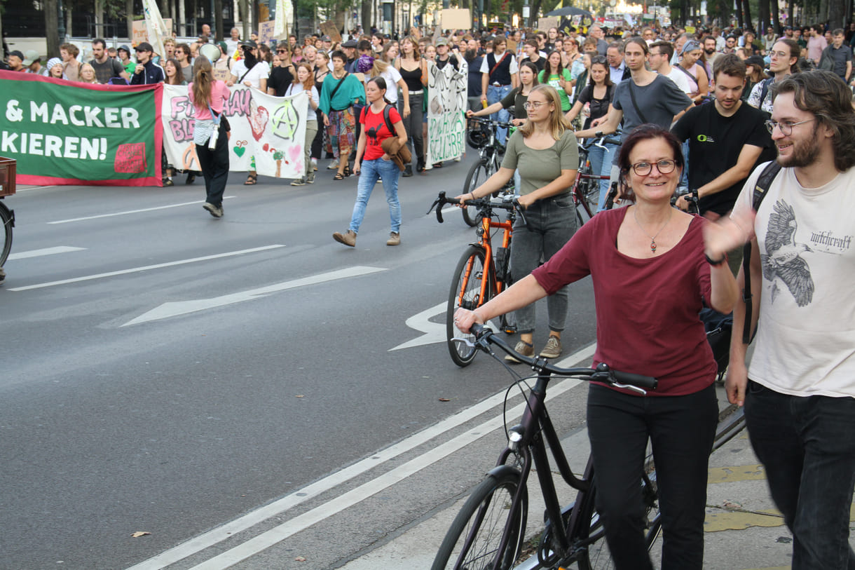 Demonstrant:innen mit Transparenten und Plakaten