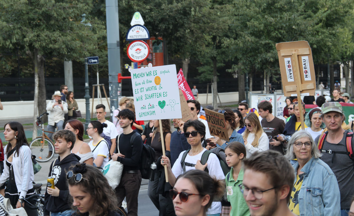 Demonstrant:innen mit Transparenten und Plakaten