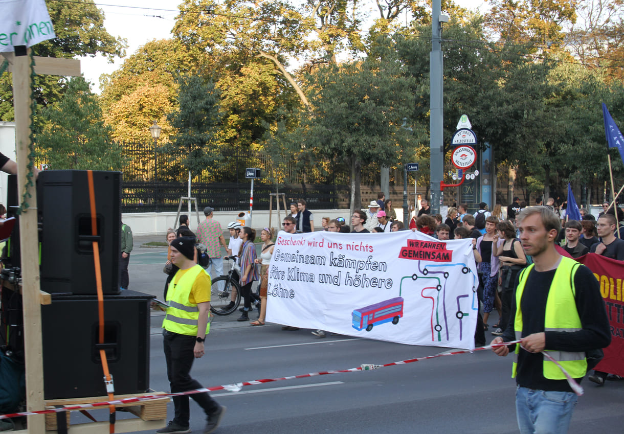 Demonstrant:innen mit Transparenten und Plakaten