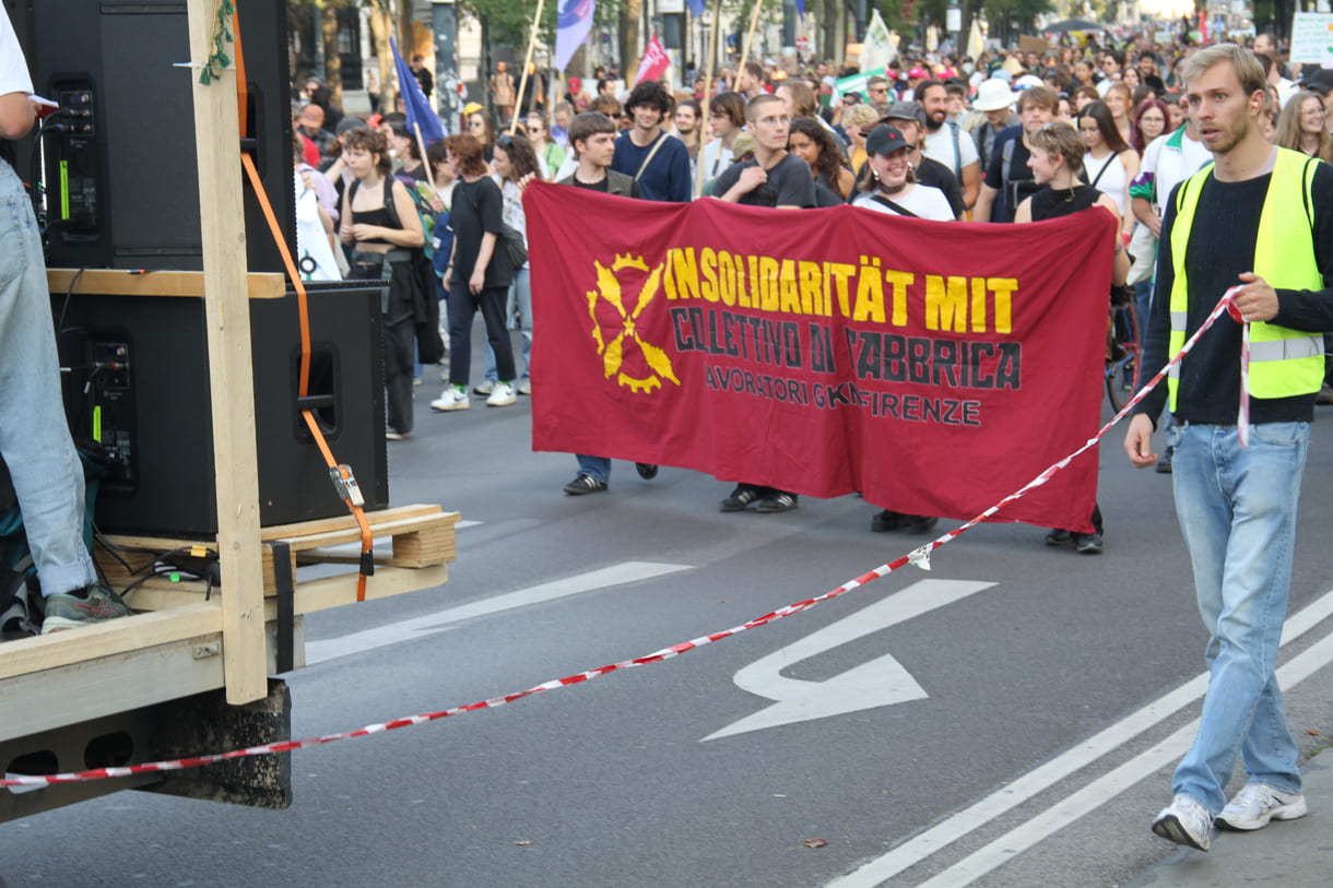 Demonstrant:innen mit Transparenten und Plakaten