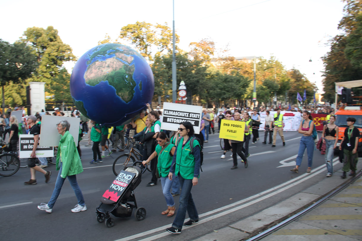 Demonstrant:innen mit Transparenten und Plakaten