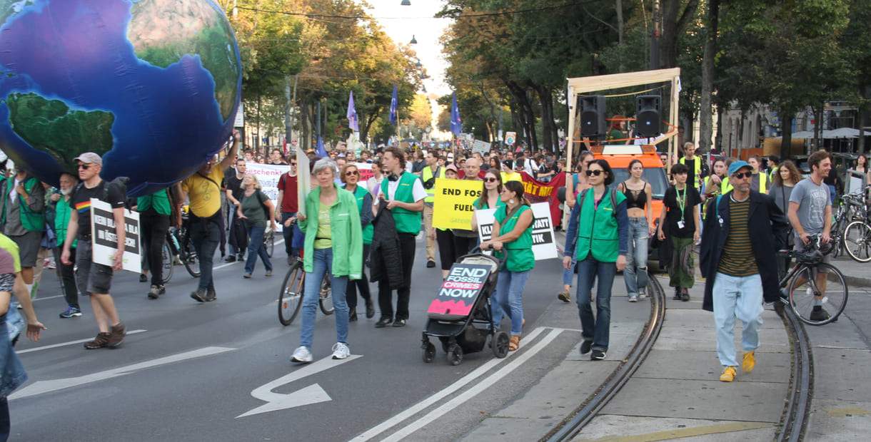 Demonstrant:innen mit Transparenten und Plakaten