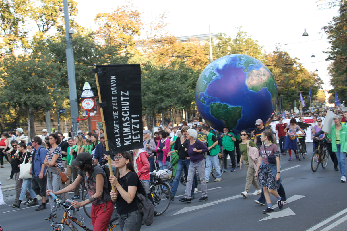 Demonstrant:innen mit Transparenten und Plakaten