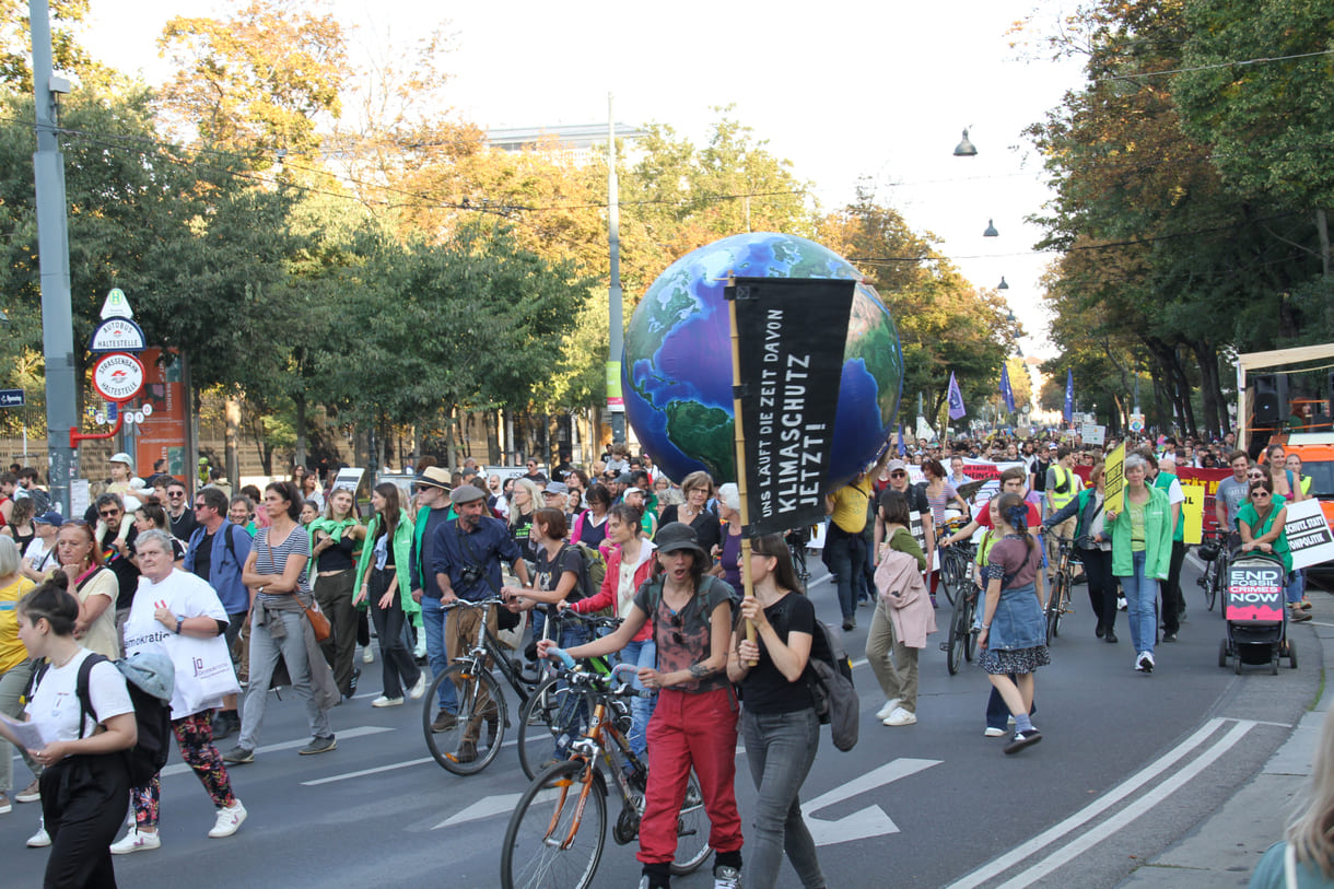 Demonstrant:innen mit Transparenten und Plakaten