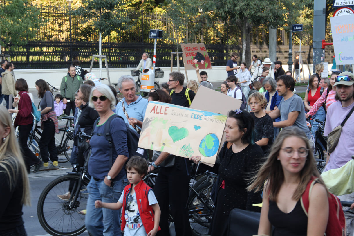 Demonstrant:innen mit Transparenten und Plakaten