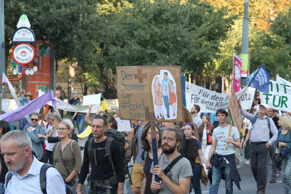 Demonstrant:innen mit Transparenten und Plakaten