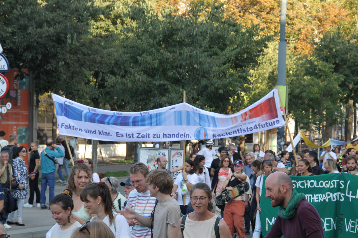 Demonstrant:innen mit Transparenten und Plakaten