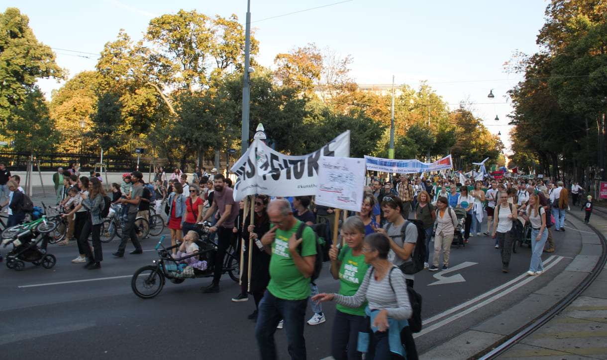 Demonstrant:innen mit Transparenten und Plakaten