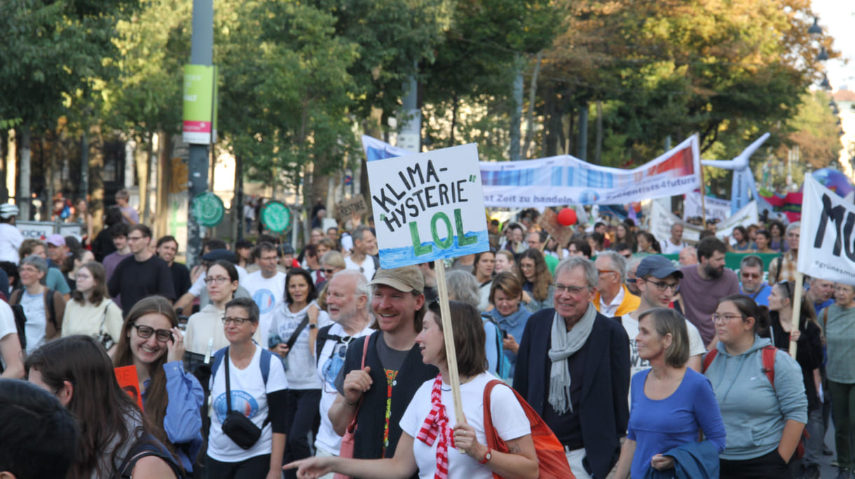 Demonstrant:innen mit Transparenten und Plakaten