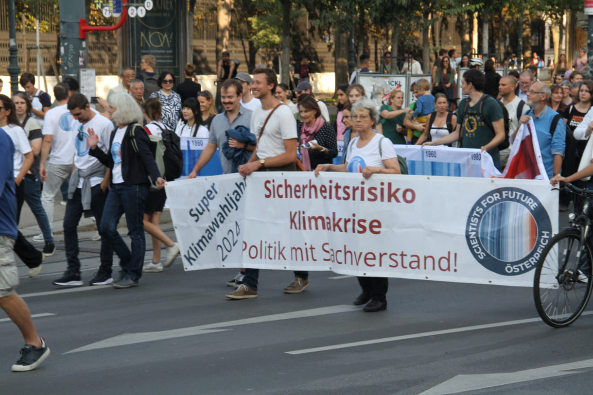 Demonstrant:innen mit Transparenten und Plakaten