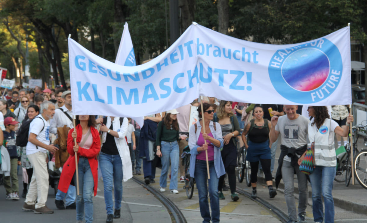 Demonstrant:innen mit Transparenten und Plakaten