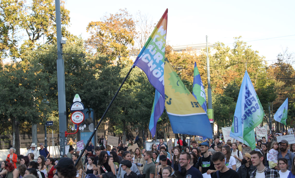 Demonstrant:innen mit Transparenten und Plakaten