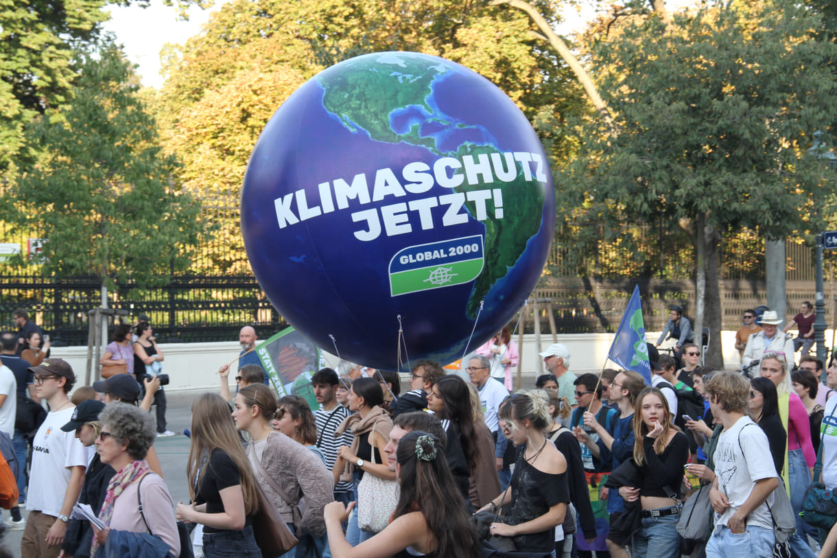 Demonstrant:innen mit Transparenten und Plakaten