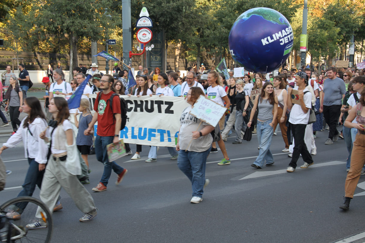 Demonstrant:innen mit Transparenten und Plakaten