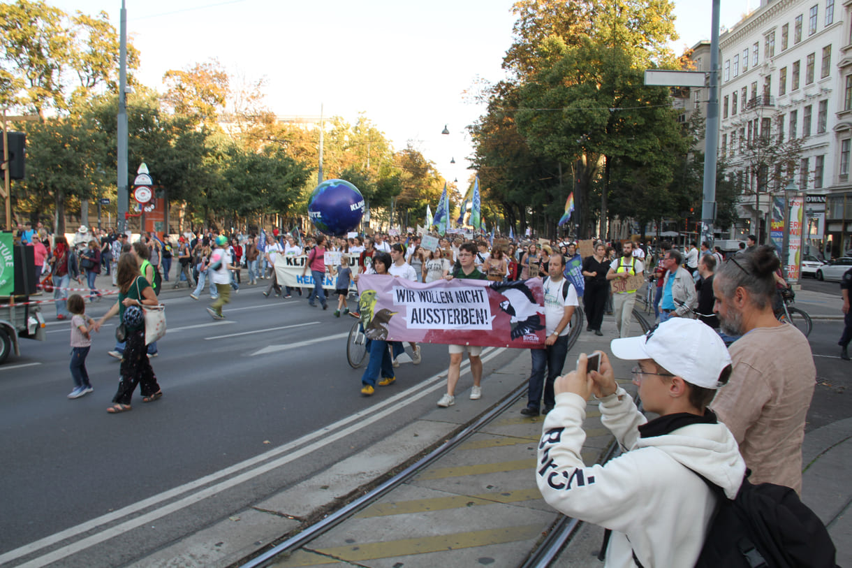 Demonstrant:innen mit Transparenten und Plakaten