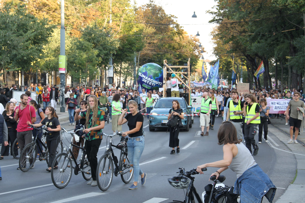 Demonstrant:innen mit Transparenten und Plakaten