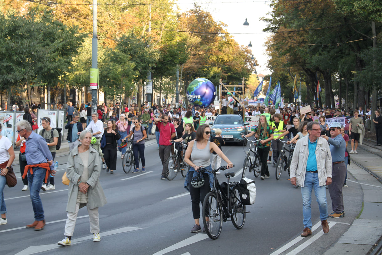 Demonstrant:innen mit Transparenten und Plakaten