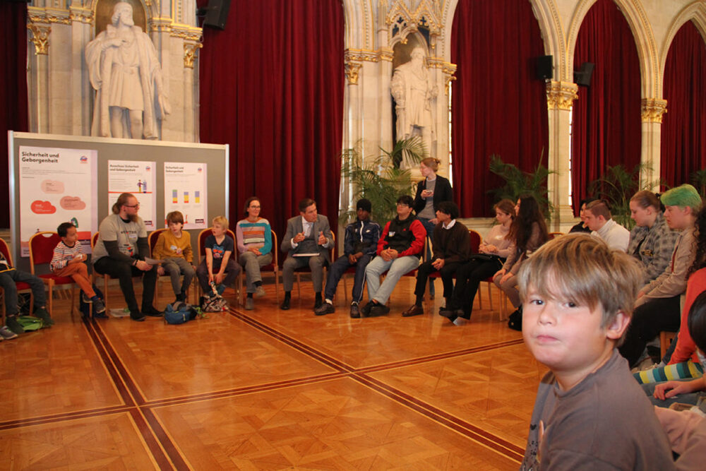 In großen Kreisen tagten die Kinder und Jugendlichen in acht verschiedenen Ausschüssen mit Wiener STadtpolitiker:innen - aus der Regierung bzw. dem Gemeinderat