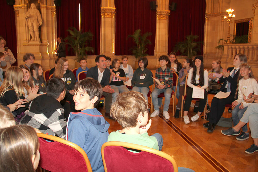 In großen Kreisen tagten die Kinder und Jugendlichen in acht verschiedenen Ausschüssen mit Wiener STadtpolitiker:innen - aus der Regierung bzw. dem Gemeinderat