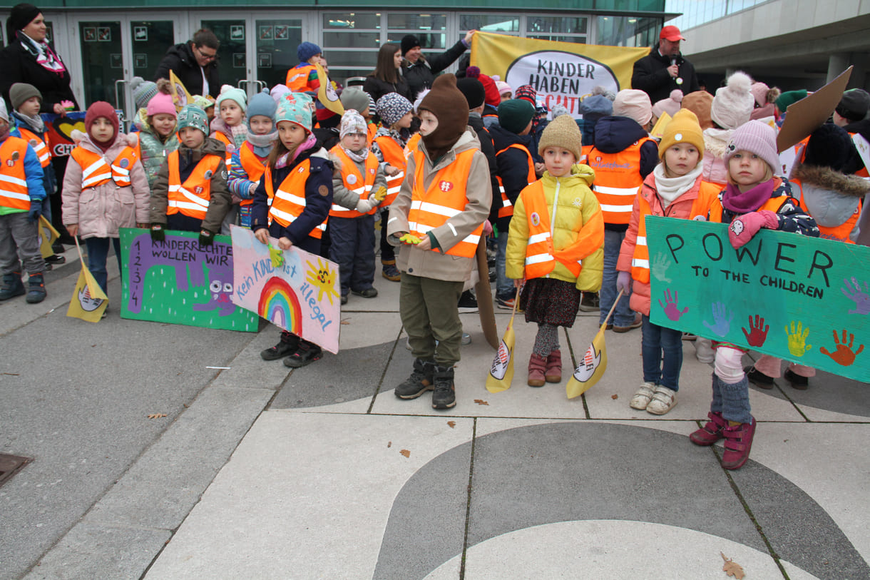 Kinderfreundegruppen aus der Leopoldstadt, dem 2. Wiener Bezirk, machten vor der Interädagogica aufmerksam auf den 