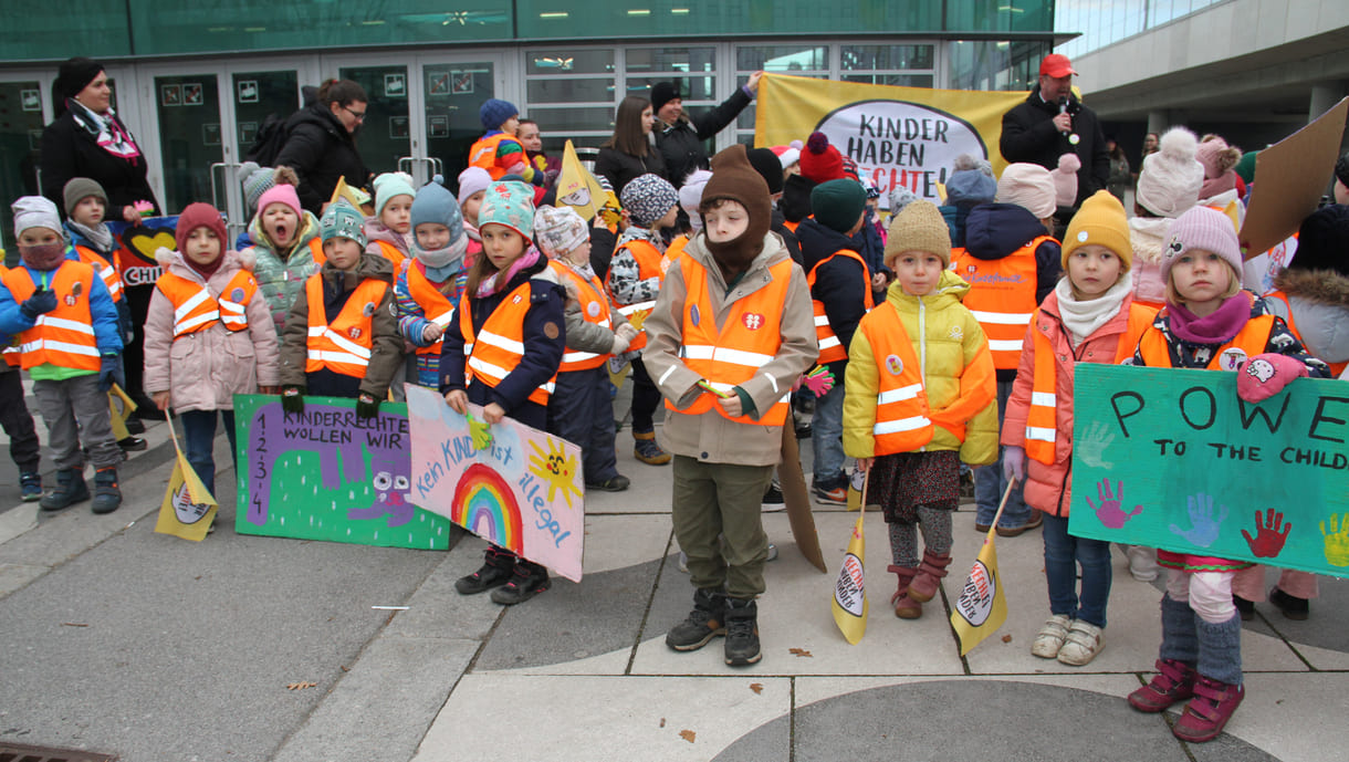 Kinderfreundegruppen aus der Leopoldstadt, dem 2. Wiener Bezirk, machten vor der Interädagogica aufmerksam auf den 