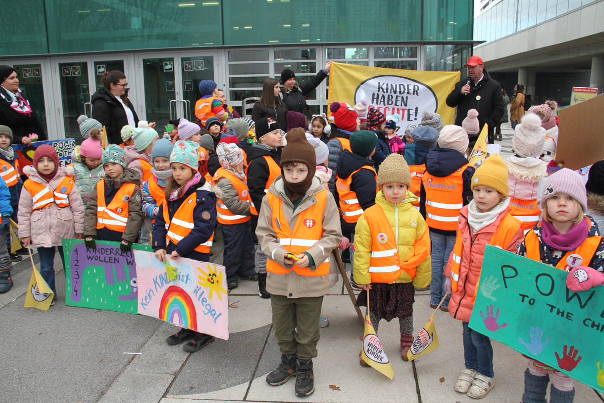 Kinderfreundegruppen aus der Leopoldstadt, dem 2. Wiener Bezirk, machten vor der Interädagogica aufmerksam auf den 