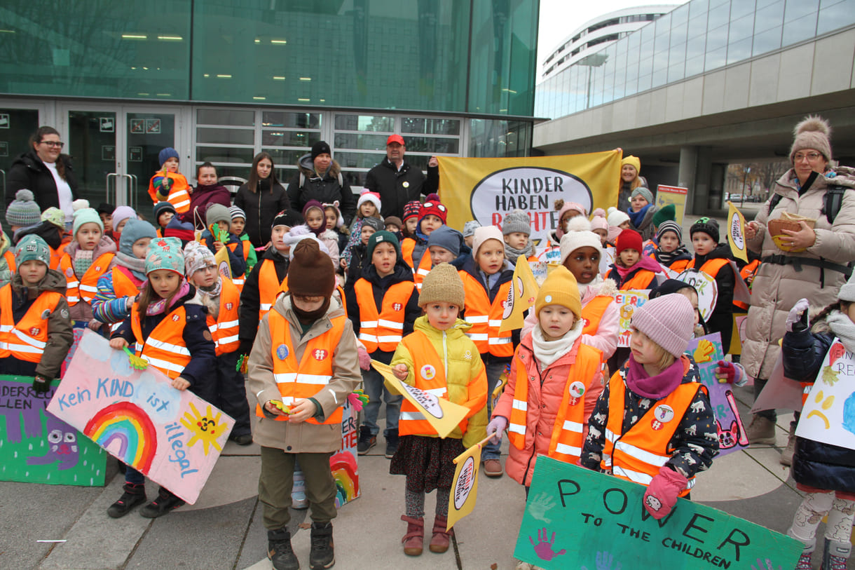 Kinderfreundegruppen aus der Leopoldstadt, dem 2. Wiener Bezirk, machten vor der Interädagogica aufmerksam auf den 