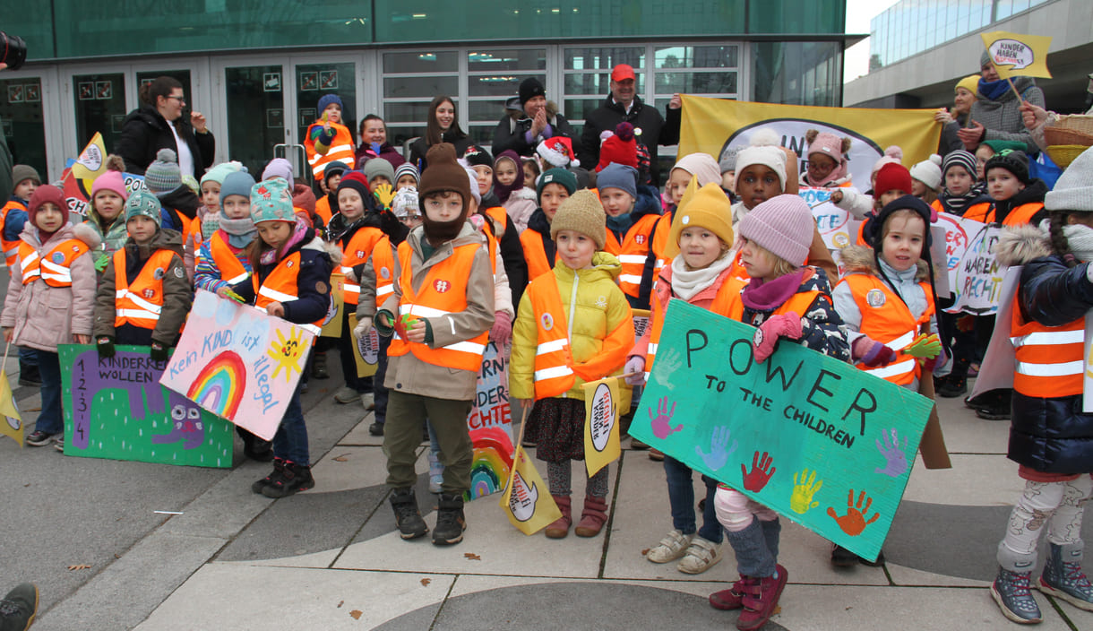 Kinderfreundegruppen aus der Leopoldstadt, dem 2. Wiener Bezirk, machten vor der Interädagogica aufmerksam auf den 