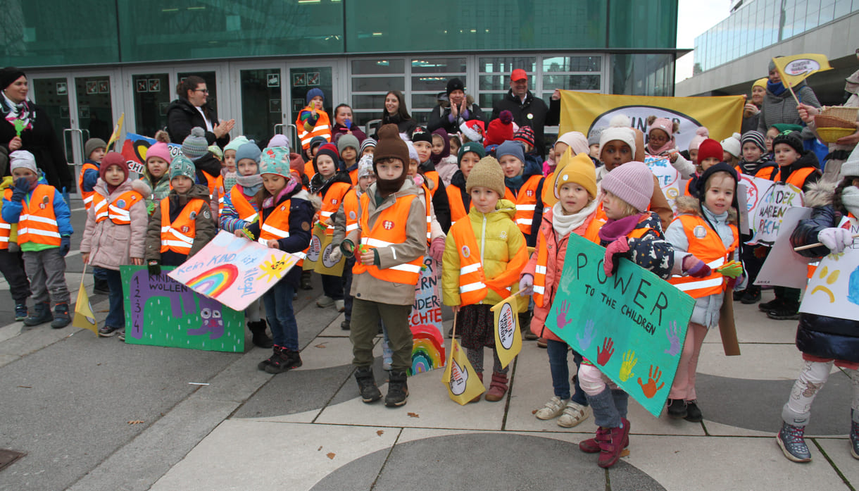 Kinderfreundegruppen aus der Leopoldstadt, dem 2. Wiener Bezirk, machten vor der Interädagogica aufmerksam auf den 