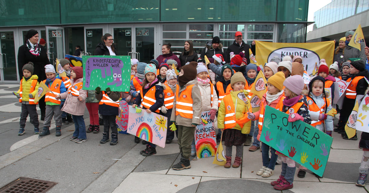 Kinderfreundegruppen aus der Leopoldstadt, dem 2. Wiener Bezirk, machten vor der Interädagogica aufmerksam auf den 