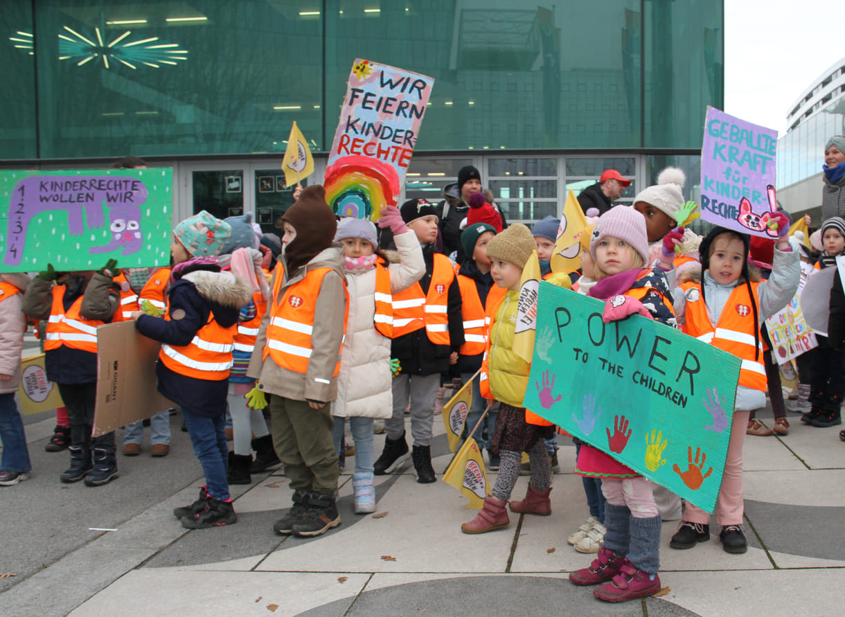 Kinderfreundegruppen aus der Leopoldstadt, dem 2. Wiener Bezirk, machten vor der Interädagogica aufmerksam auf den 