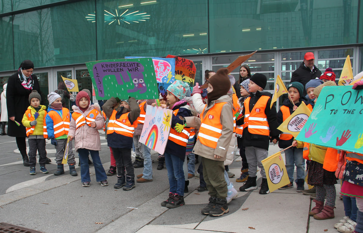 Kinderfreundegruppen aus der Leopoldstadt, dem 2. Wiener Bezirk, machten vor der Interädagogica aufmerksam auf den 