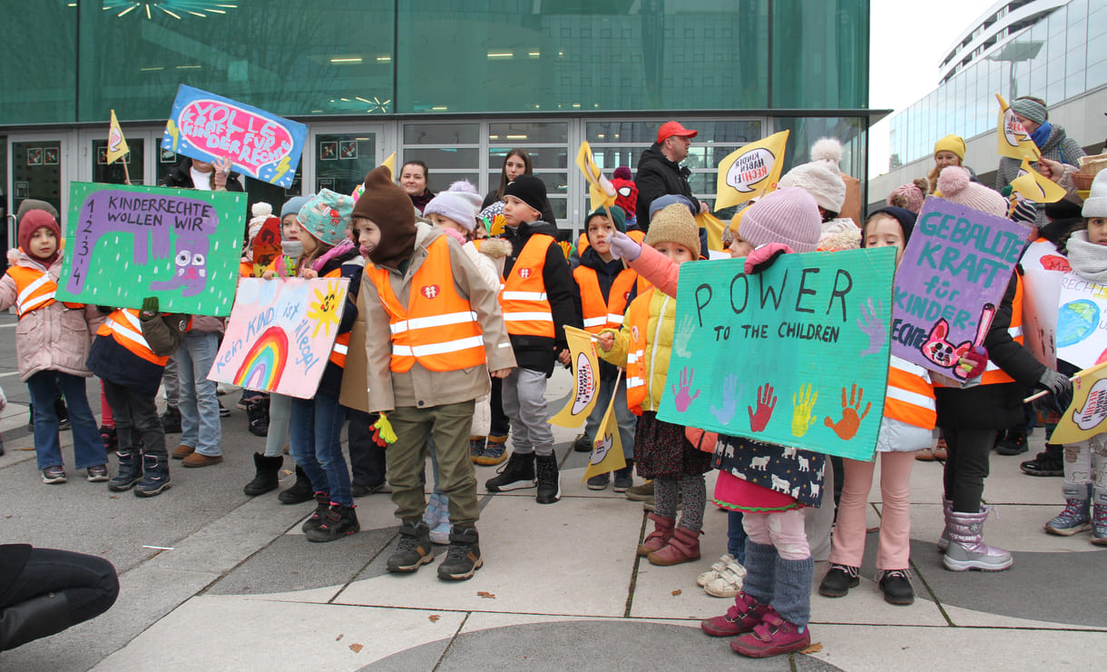 Kinderfreundegruppen aus der Leopoldstadt, dem 2. Wiener Bezirk, machten vor der Interädagogica aufmerksam auf den 