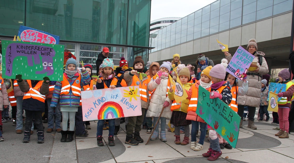 Kinderfreundegruppen aus der Leopoldstadt, dem 2. Wiener Bezirk, machten vor der Interädagogica aufmerksam auf den 