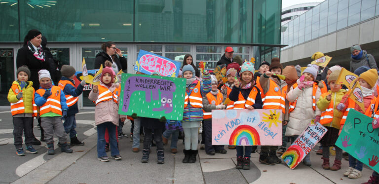 Kinderfreundegruppen aus der Leopoldstadt, dem 2. Wiener Bezirk, machten vor der Interädagogica aufmerksam auf den "Geburtstag" der Kinderrechtskonvention