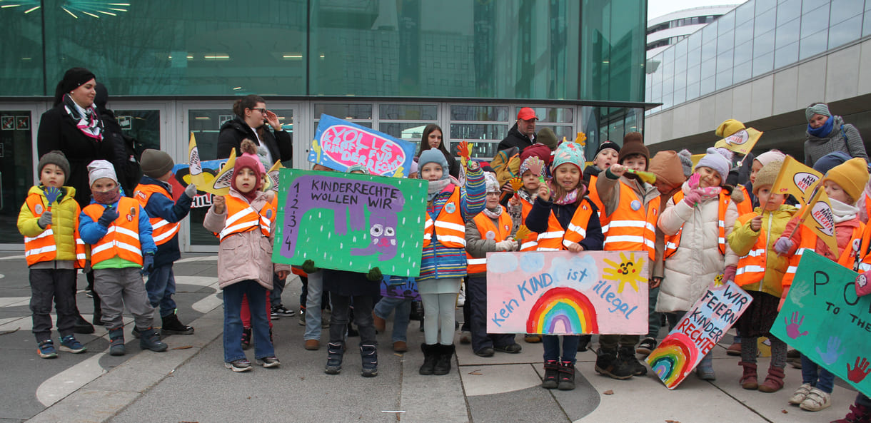 Kinderfreundegruppen aus der Leopoldstadt, dem 2. Wiener Bezirk, machten vor der Interädagogica aufmerksam auf den "Geburtstag" der Kinderrechtskonvention