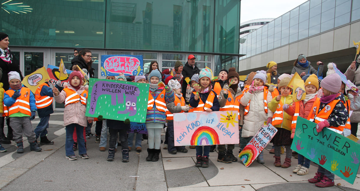 Kinderfreundegruppen aus der Leopoldstadt, dem 2. Wiener Bezirk, machten vor der Interädagogica aufmerksam auf den 