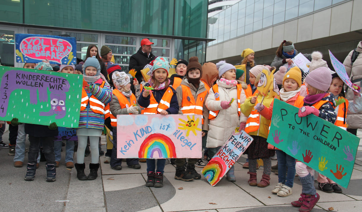 Kinderfreundegruppen aus der Leopoldstadt, dem 2. Wiener Bezirk, machten vor der Interädagogica aufmerksam auf den 
