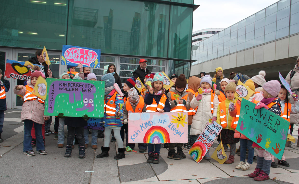 Kinderfreundegruppen aus der Leopoldstadt, dem 2. Wiener Bezirk, machten vor der Interädagogica aufmerksam auf den 