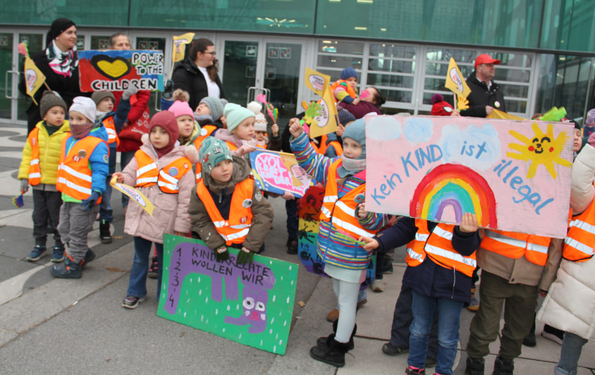 Kinderfreundegruppen aus der Leopoldstadt, dem 2. Wiener Bezirk, machten vor der Interädagogica aufmerksam auf den 