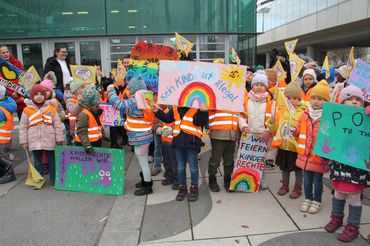 Kinderfreundegruppen aus der Leopoldstadt, dem 2. Wiener Bezirk, machten vor der Interädagogica aufmerksam auf den 