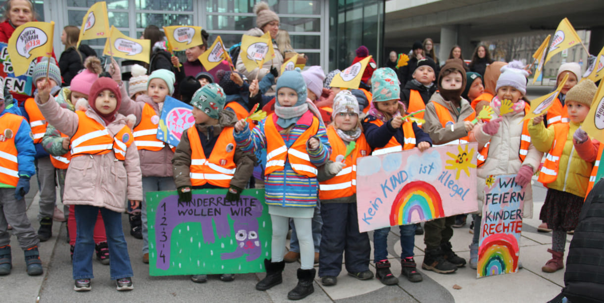 Kinderfreundegruppen aus der Leopoldstadt, dem 2. Wiener Bezirk, machten vor der Interädagogica aufmerksam auf den 